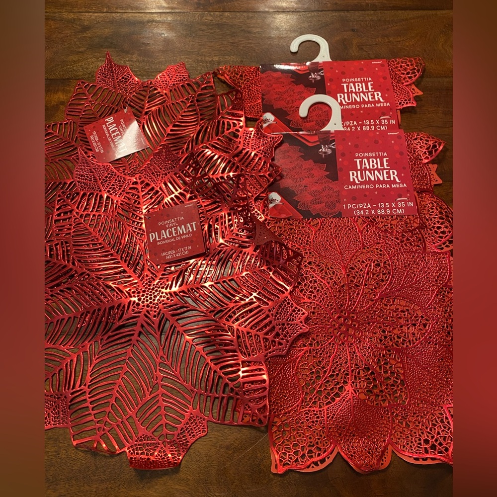 Poinsettia Place Mats & Runners